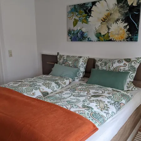 With Parking Garage Lägenhet