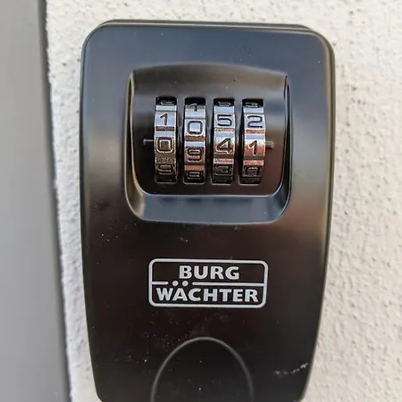 With Parking Garage Lägenhet